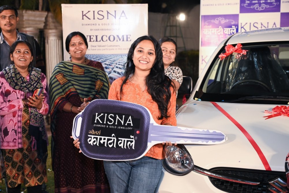 कार विजेता को चाबी सौंपते हुए 1